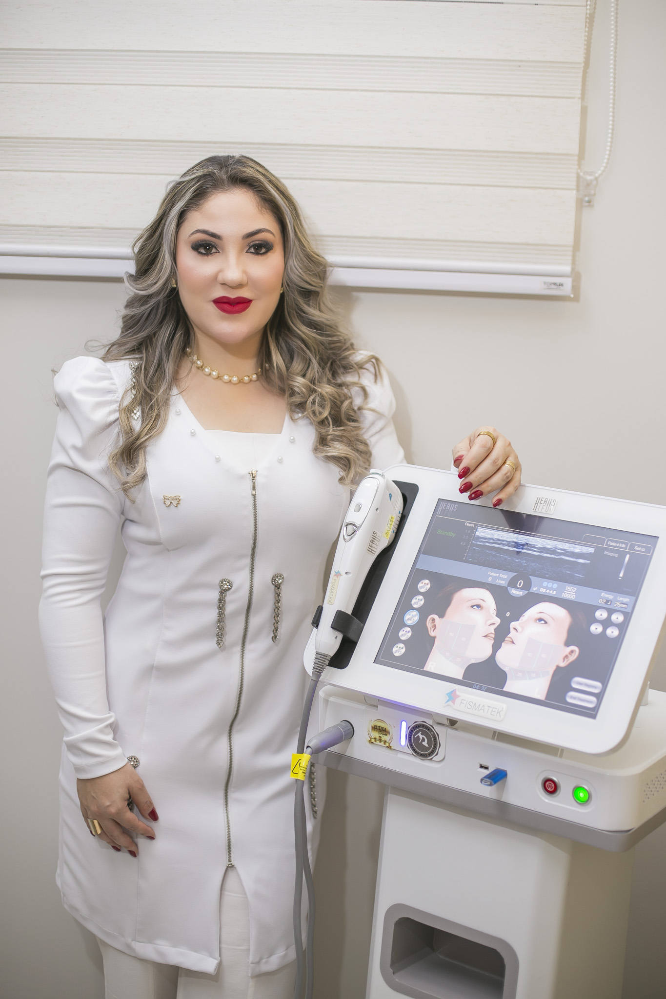 Dra. Alessandra ao lado de equipamento de estética avançada
